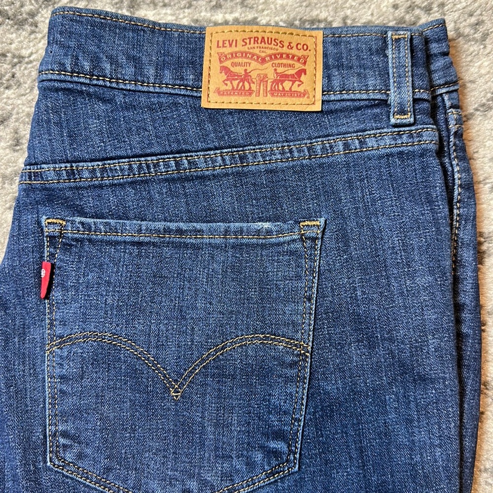 Levi’s Women’s Classic Bermuda Cutoff Denim Shorts High Rise Medium Wash Size 32 - Picture 8 of 10